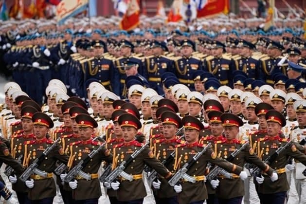 북한군, 러시아 초청으로 모스크바 붉은광장서 첫 행진…북러 밀착 과시