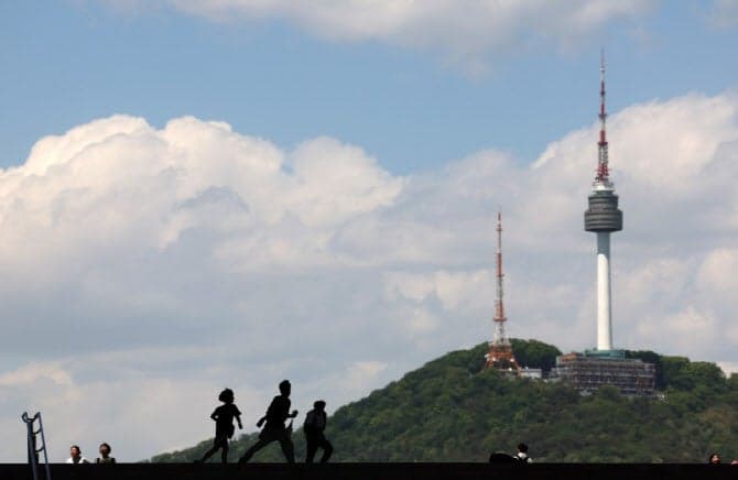 화창한 봄 날씨, 전국 맑고 큰 일교차…중부지방·경북권 대기 '건조'