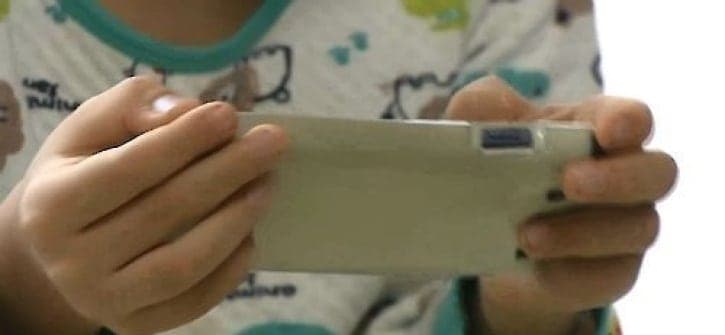 "독박육아 지칠수록…" 엄마 양육 부담 커지면 자녀 미디어 노출 확 뛴다