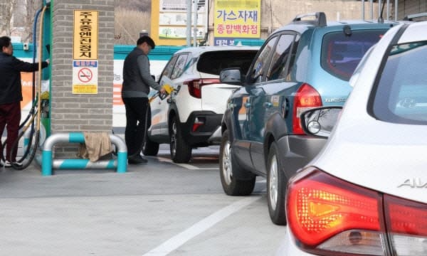 석유 최고가격제 두 달, 재정부담 속 '출구전략' 딜레마…부작용 우려↑