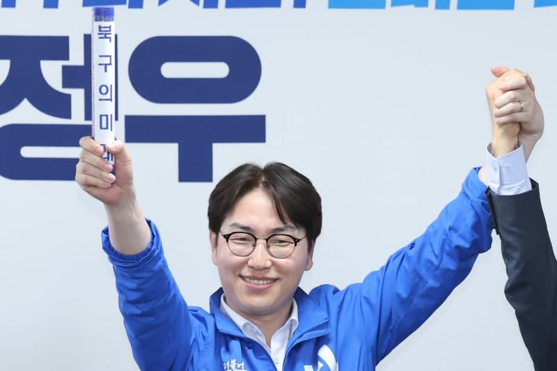 하정우 캠프 개소식 "북구 미래 위해 AI 전문성 쏟겠다"…전재수 "북구의 미래" 바통 세리머니
