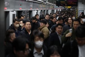 서울 지하철 승객 2명 중 1명이 '경로 승차'…제기동역 47% 최고, "승객 절반이 무임승차"