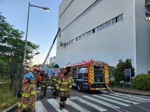 부산 남부발전 천연가스 발전소 화재 8시간 만 완진…"증기터빈 윤활유 누유 추정"