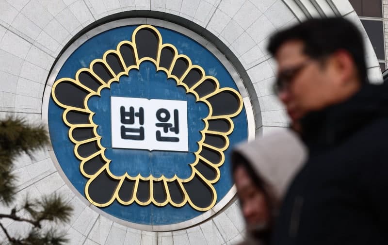 법원 "일반 유권자, '미니 피켓' 들고 선거운동 가능…선거법 위반 아냐"