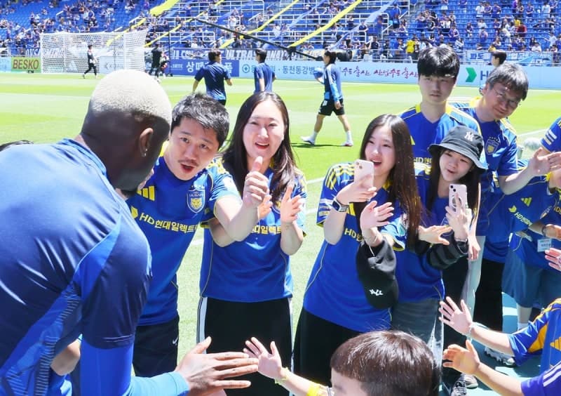 “엄청 큰 배도 보고 축구선수랑 하이파이브 했어요”…병마 이겨낸 아이들 행복여행