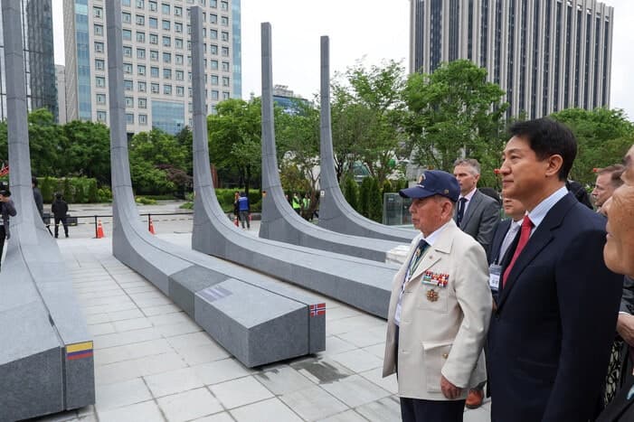 ‘받들어 총’ 논란 뚫고 광화문광장 차지한 ‘감사의 정원’ 베일 벗었다