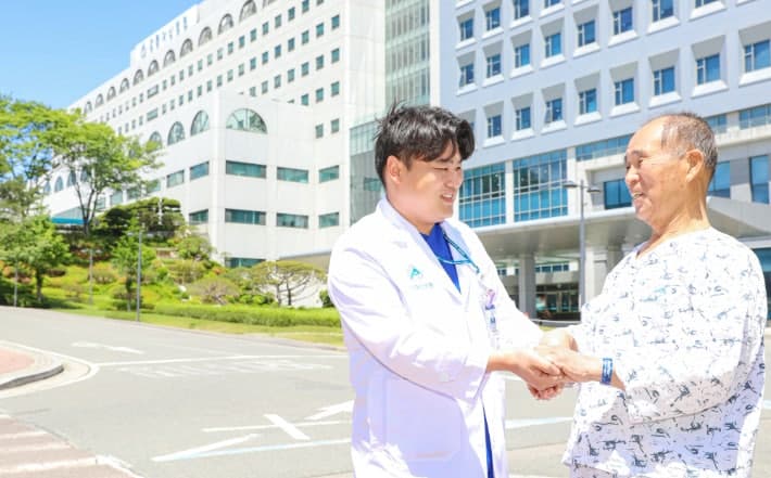 "진흙 위 무릎 꿇고 CPR"…강릉아산병원 방사선사, 심정지 시민 구해