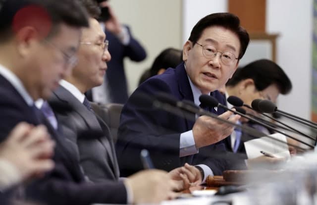 이 대통령 "증시 저평가 완전 해소된 것 아냐…코리아 프리미엄 꼭 만들어야 국민재산 늘어"