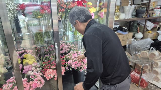 "꽃집 26년 했는데 최악"…사라진 5월 카네이션 특수, 고물가에 지갑 닫혀