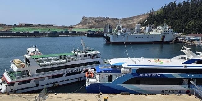 울릉 사동항서 유람선·독도 여객선 충돌…현장 확인 직원 1명 추락