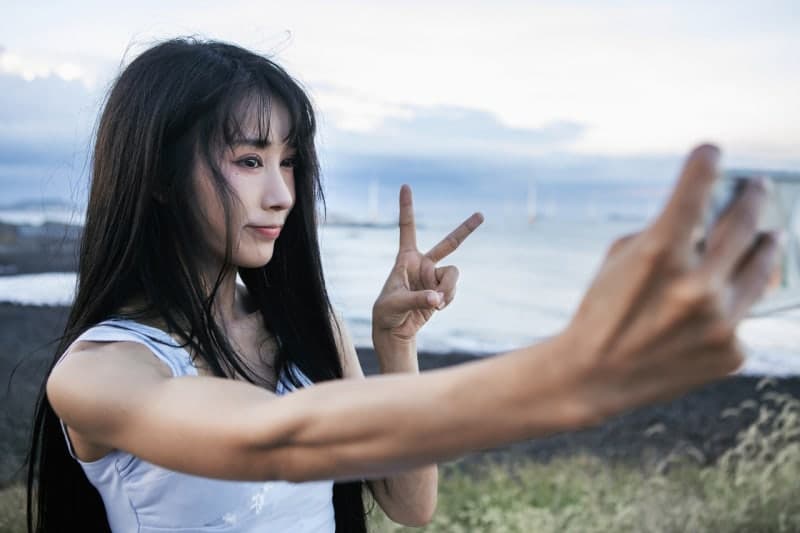 "셀카 속 'V' 조심하세요"…사진 한 장에 내 지문 통째로 털린다