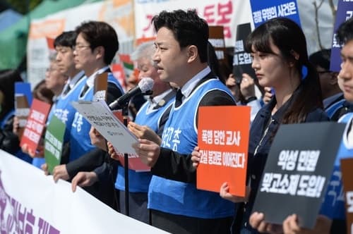 교원 절반 "직업적 자부심 낮아져"…교권 침해·악성 민원 탓