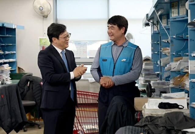 농로에 쓰러진 80대 노인 구한 집배원, 우정사업본부장 격려