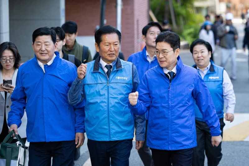 선관위, "당명 적힌 파란 조끼" 입고 유세한 정청래에 선거법 위반 '경고'