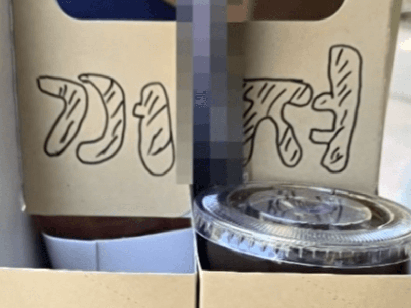 "커피 캐리어 담아주세요" 했더니 '꺼져' 손가락 욕까지…카페 측 황당 해명