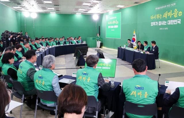 李대통령 "박정희 시작한 새마을운동, 지금도 매우 유용…정치 휘둘리지 말아야"