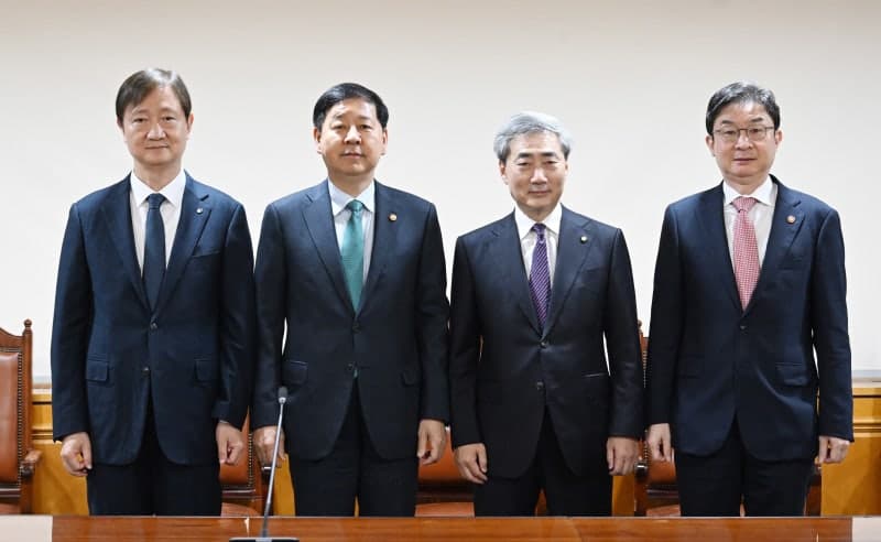 경제수장들 "삼성전자 파업시 성장·수출·금융시장 전반에 상당한 리스크…협상으로 해결해야"