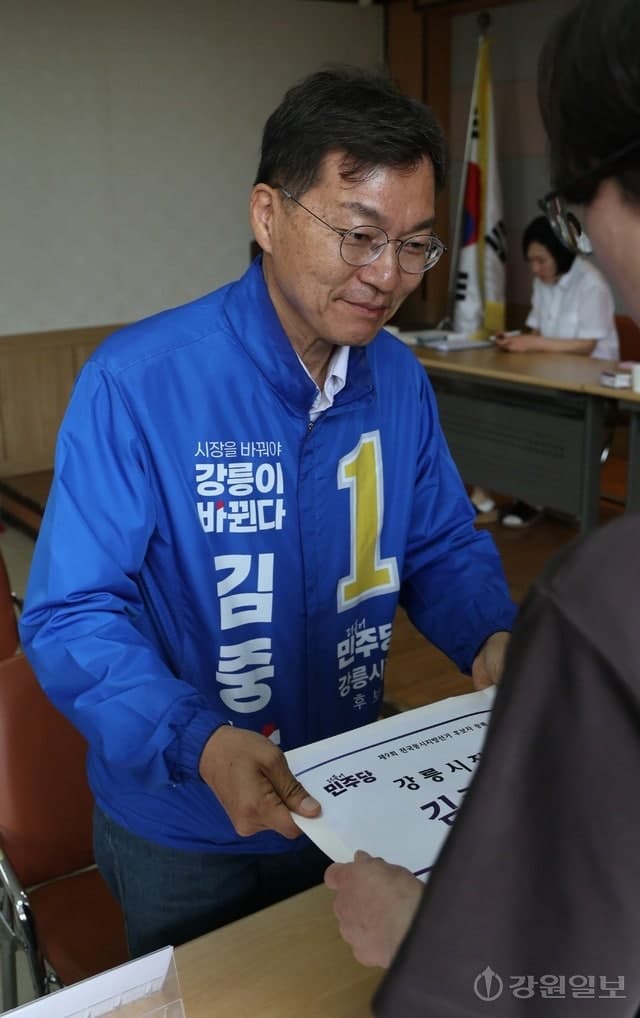 강릉시장 선거 D-20, 김중남 "노조 지지 확대" vs 김홍규 "보수 결집 원팀"