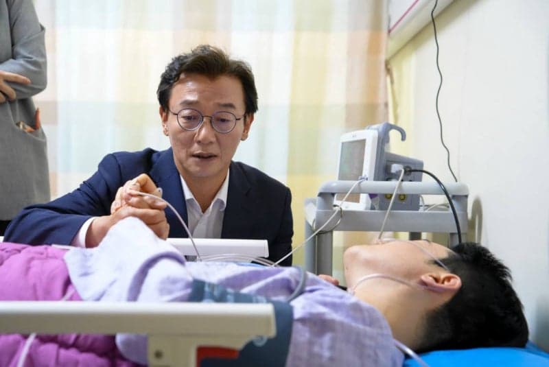 전재수, 정이한 병문안해 손 잡고 위로…"토론 기회 있도록 방송사 요청"