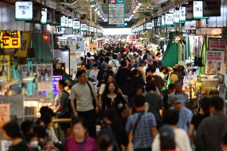 바가지 없고, 카드 환영…'확 바뀌는' 전통시장 11곳, K-관광 거점으로