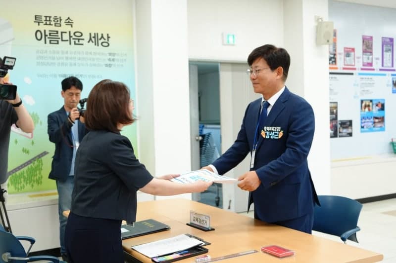 충북교육감 선거 '3파전'…김성근·김진균·윤건영 후보 등록, 본선 레이스 시작