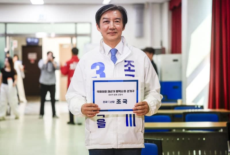 조국, 눈에 시퍼런 멍 든 채 후보 등록…“이마 세게 부딪혀 액땜했다더라”