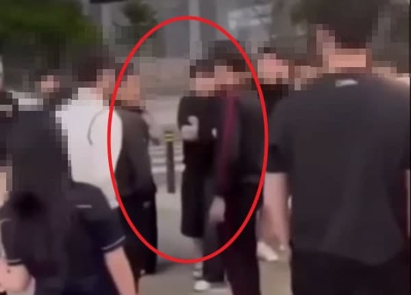 "때려봐, 합의금 받게" 교사에게 욕설하고 침 뱉은 중학생들 '참담'