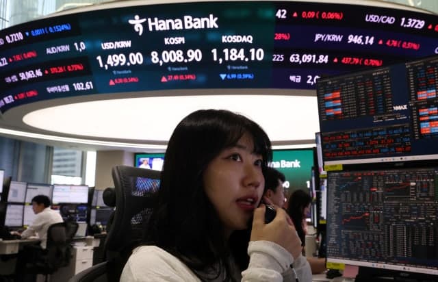 환율 한 달여 만에 1500원 돌파, 코스피 7% 넘게 급락하며 금융시장 '검은 금요일'