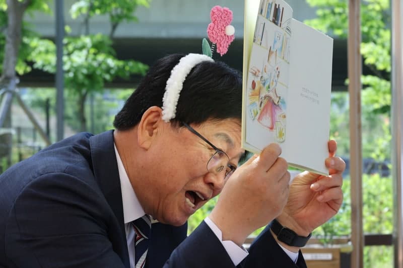 최교진 교육장관 "교권 위기 속 스승의 날…악성민원 단호히 대처"