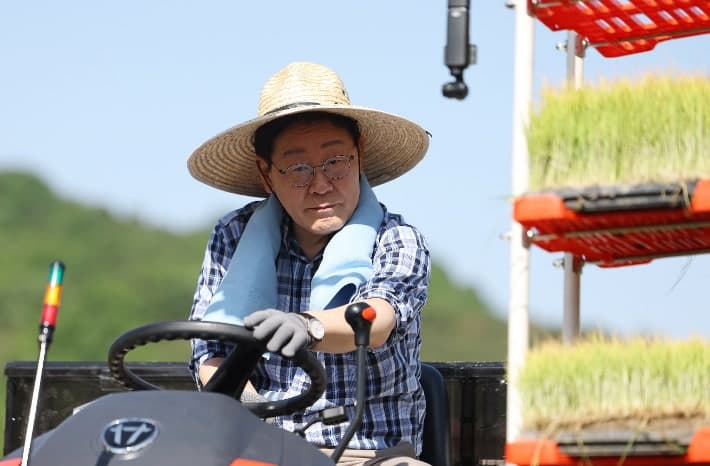 李대통령, 대구 군위서 모내기 체험…이앙기 몰고 "생각보다 잘하죠"