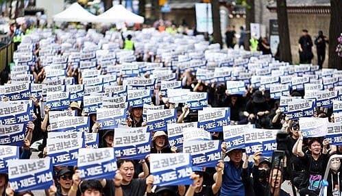 초등교사 80% 이상 "말 한마디 잘못했다 소송당할까 걱정"…절반 이상 이직·사직 고민