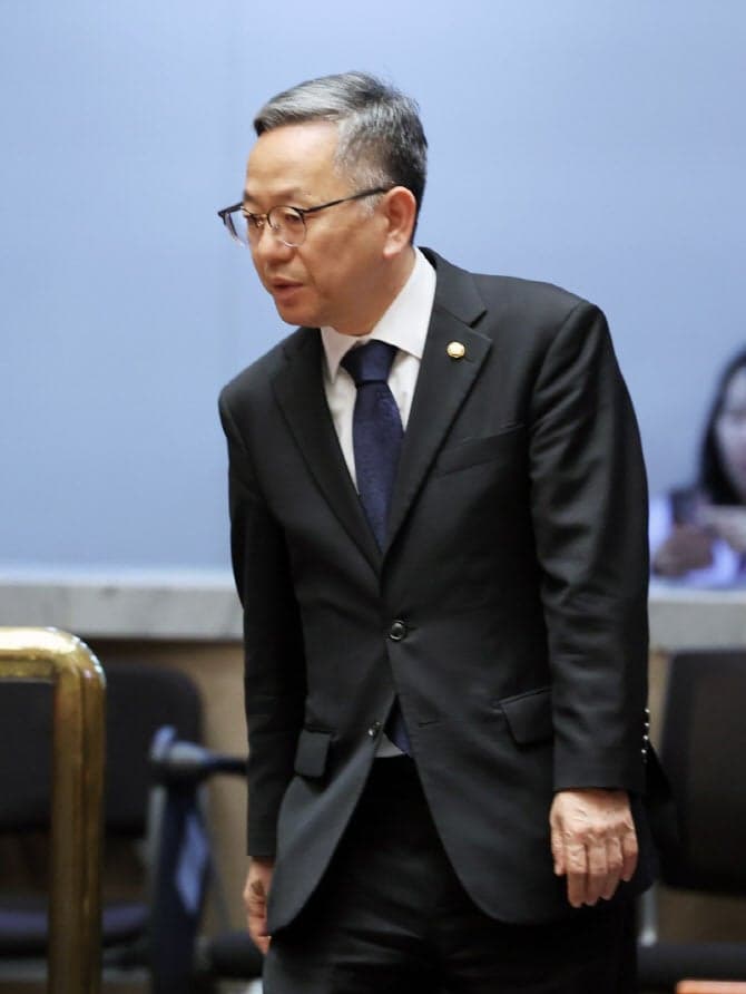 김문수 민주당 의원, '공무원 따까리' 발언 논란에 결국 고개 숙여 사과