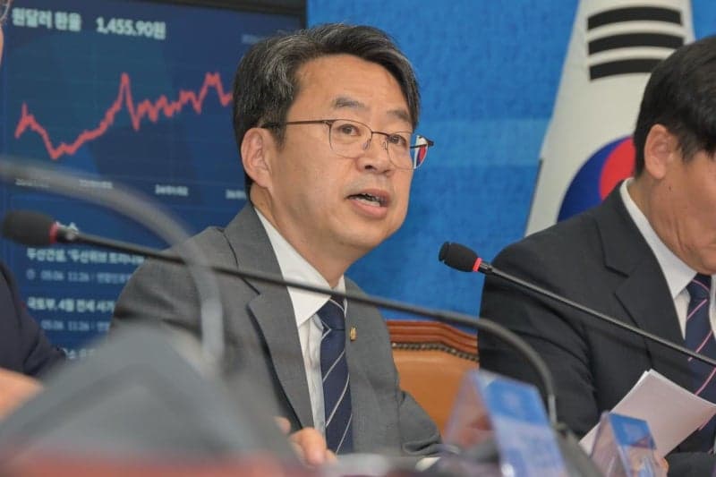 與 "'장애인 비하 유튜버 출연' 박형준, '무장애 사투' 장애인에 부끄럽지 않나"