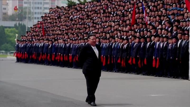 김정은, 직맹 대회 참가자들과 기념사진…"5개년 목표 점령 견인"
