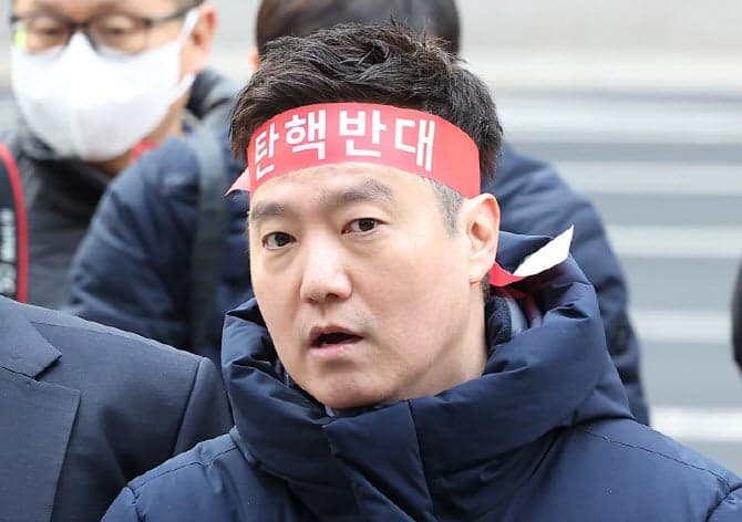 “이진숙 석방” 경찰서 앞 집회 연 가세연 김세의, 집시법 위반 송치