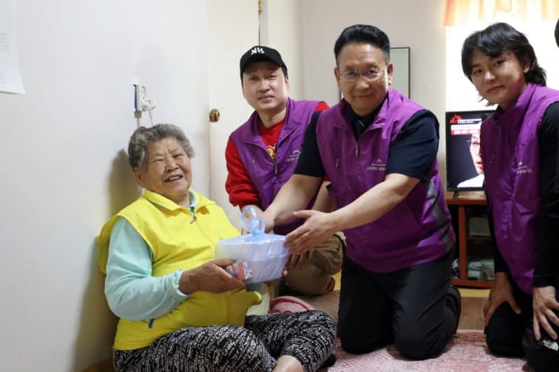 강원랜드, 셰프가 볶은 돼지갈비로 정선 어르신 200곳에 '사랑의 도시락' 나눔