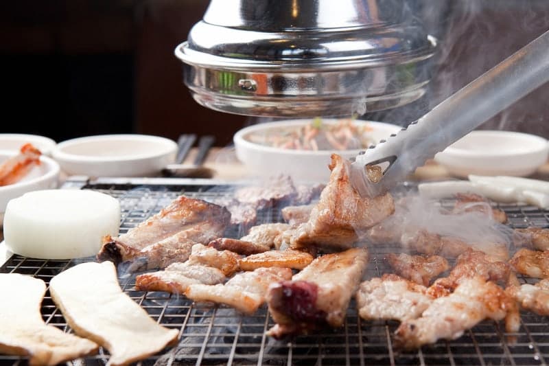 담배 피우며 슬금슬금…고깃집서 오겹살 2인분+소주 2병 '5만원' 먹튀한 남성