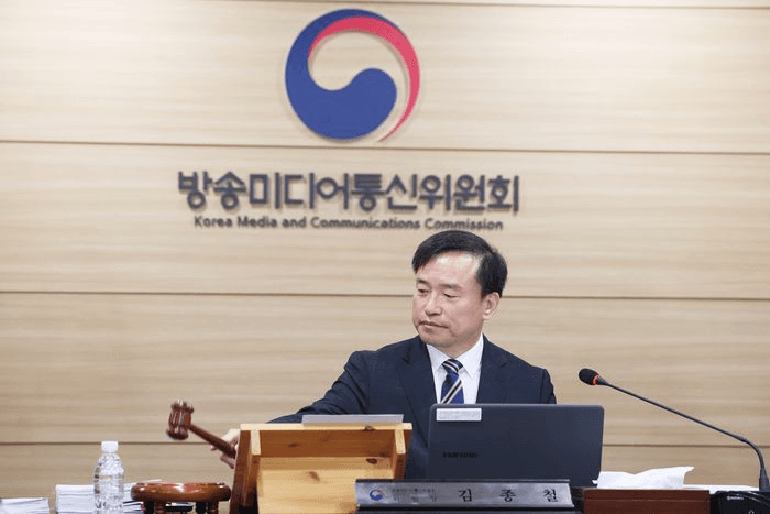 김종철 방미통위원장, 휴대폰 직접 개통해보더니…"고령층 안내 더 쉽게"
