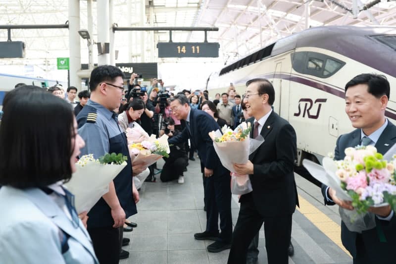 김윤덕 장관, KTX-SRT 첫 중련운행 점검 "안전·편의 최우선"