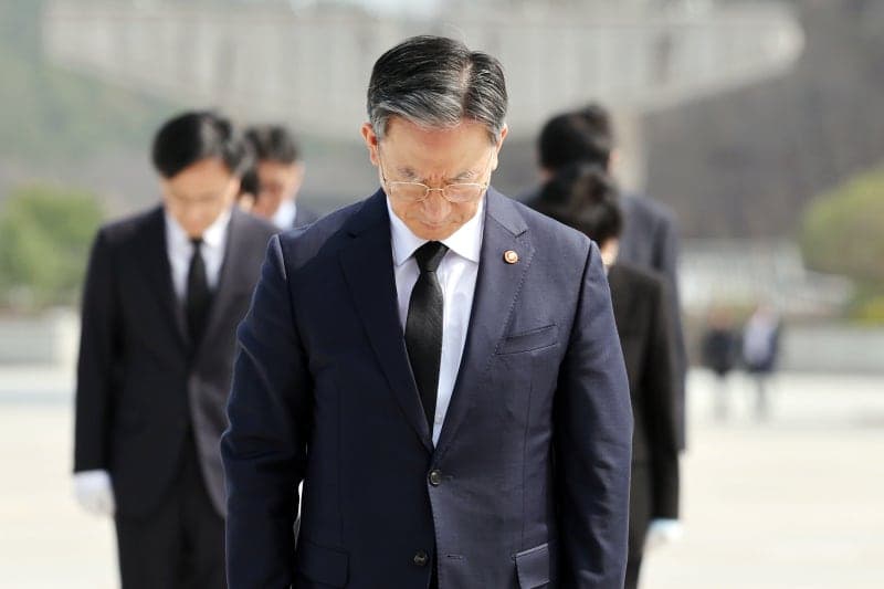 정성호 법무장관, 검찰 지휘부와 5·18 묘지 첫 참배…"과거사 반성, 오월 정신 꽃피우겠다"
