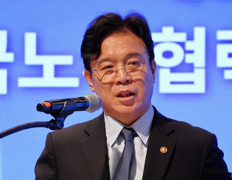노동장관, 삼성전자 총파업 임박에 평택 찾아 노조위원장 면담…직접 중재 나서