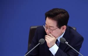 李 지지율 하락, 특검 논란에 지방선거 여야 격차 축소