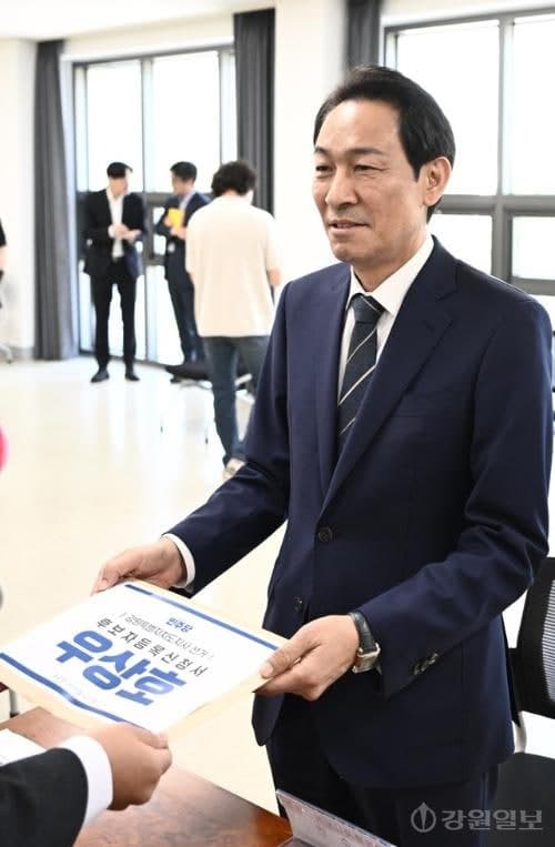우상호 선대위 출범 "힘있는 후보가 강원 바꿀 것"…김진태 후보는 스승의 날 맞아 은사들과 만남