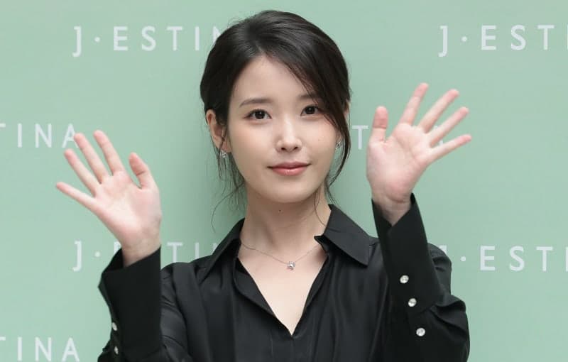 아이유, 서른 세 번째 생일 맞아 '아이유애나' 이름으로 3억 원 기부