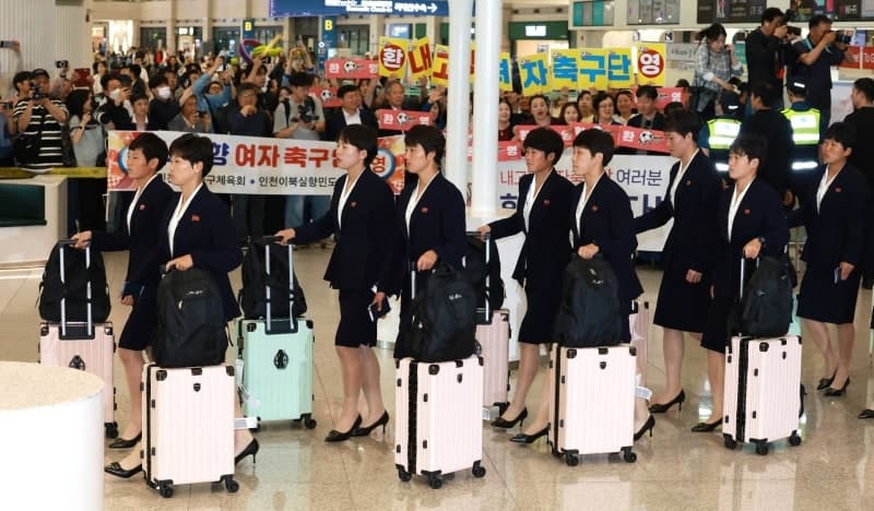 北 내고향여자축구단 입국…8년 만에 한국 땅 밟은 북한 선수단
