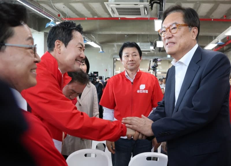 장동혁 "윤용근, 무도한 이재명 정권과 맞설 백제의 장수"…정진석과 함께 중원 표심 몰이