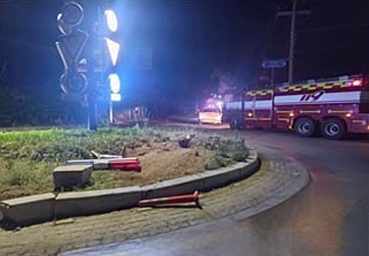 용인 회전교차로 달리던 승용차, 연석·가로수·정류장 충돌 후 화재…20대 방글라데시 운전자 사망