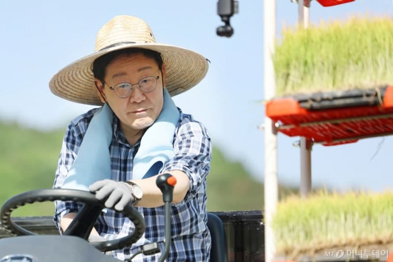 이 대통령 지지율 60.5% '3주 만에 60%대 회복'…민주 45.8%·국힘 33.5%