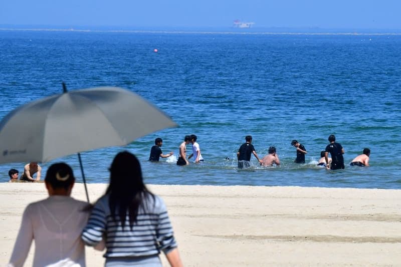 더위 한풀 꺾여…내일 전국에 강풍 동반 많은 비