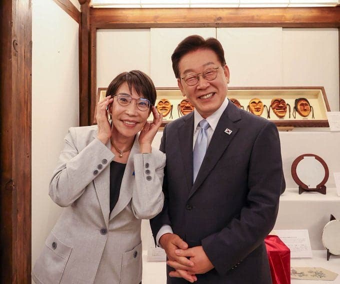 李대통령에 안경테 선물한 다카이치, 李대통령 안경 빌려 쓰고 '찰칵'